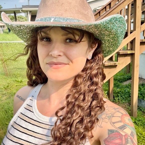 Meet your Posher, Tiffany - Picture 3 of 6